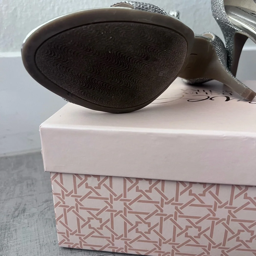 Bandolino heels Size 7 Women’s EUC with box Silver - Picture 4 of 4